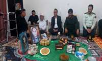 فرماندار کنگان به مناسبت هفته دولت با همراهی معاونین و تعدادی از مسئولین، با خانواده شهیدعباس روشن قیاس دیدار و با اهدای لوح تقدیر، از صبر و فداکاری این خانواده تجلیل کرد.